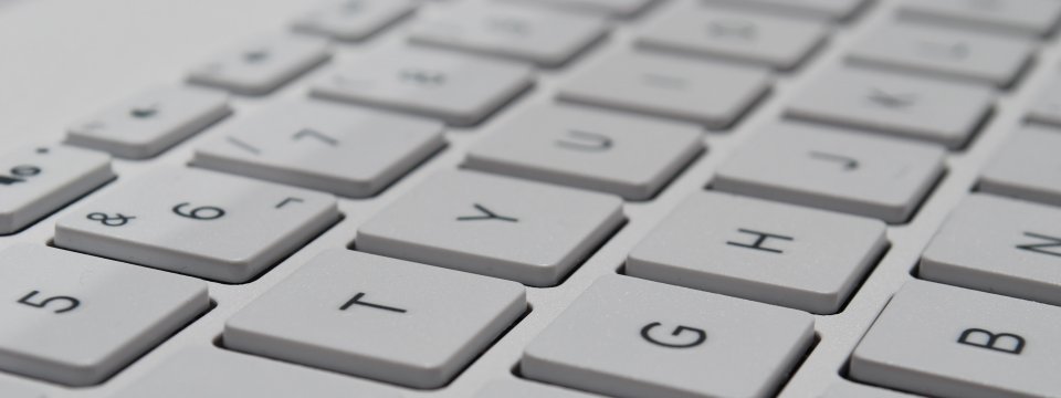 Foto de un teclado blanco en perspectiva